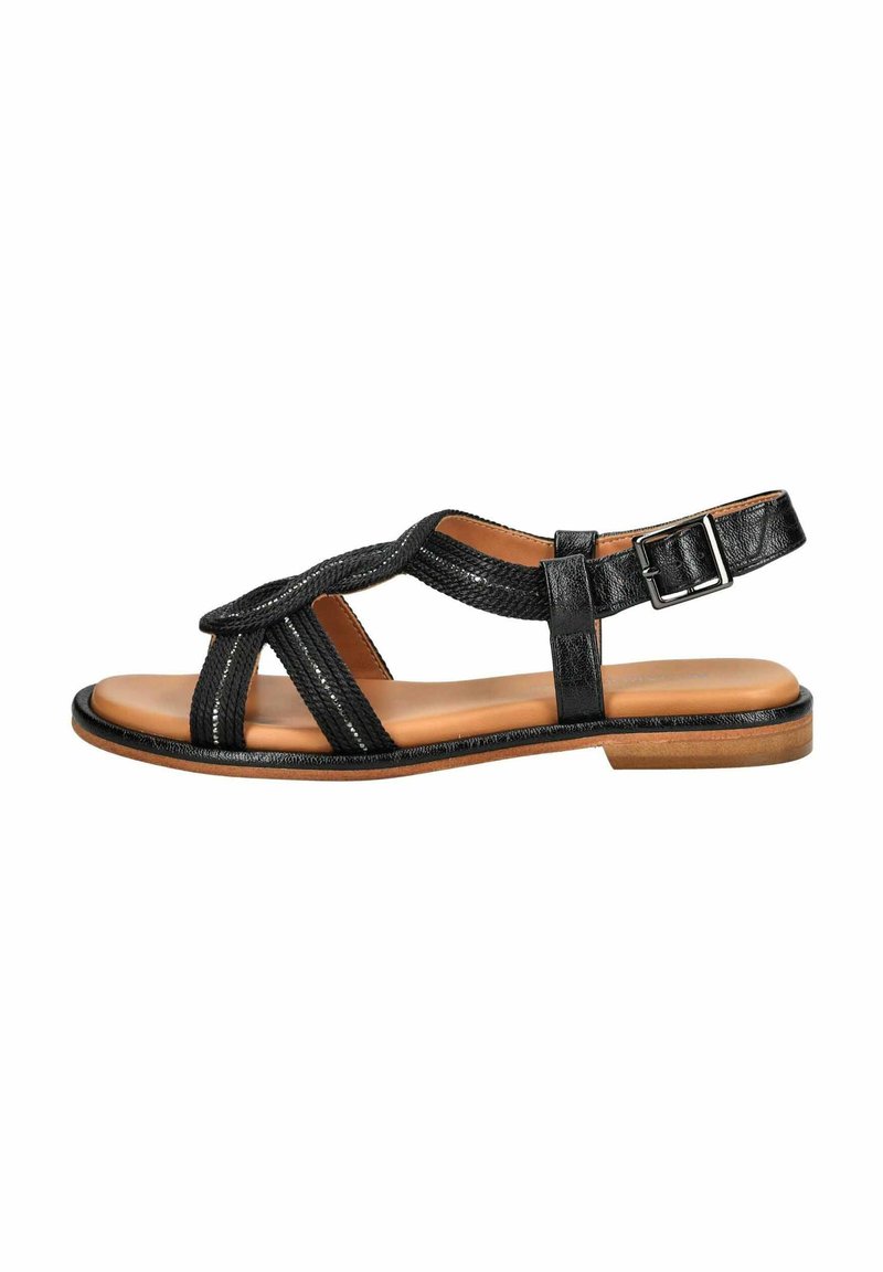 Schwarze Leder-Sandale mit einem Riemen-Design, ausgestattet mit einer strukturierten Oberseite, einem verstellbaren Knöchelriemen und einer flachen braunen Sohle.