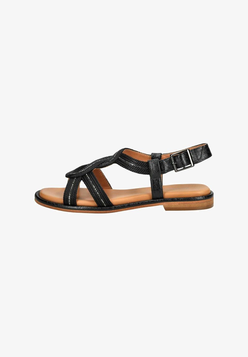 Schwarze Leder-Sandale mit einem Riemen-Design, ausgestattet mit einer strukturierten Oberseite, einem verstellbaren Knöchelriemen und einer flachen braunen Sohle.
