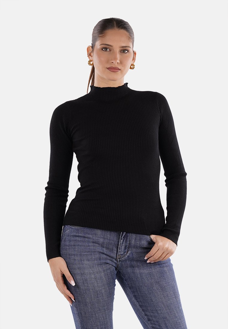Maglione nero a collo alto con coste, maniche lunghe, design aderente e tessuto leggero; abbinato a jeans azzurri medio.