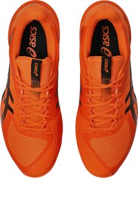Helle orange Sport Schuhe mit einem Obermaterial aus Mesh, schwarzen Akzenten und einer strukturierten Sohle. Verfügt über ein auffälliges Logo und robuste Schnürsenkel für einen sicheren Sitz.