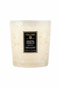 Voluspa Santal Vanille -kynttilä karheassa valkoisessa lasipurkissa, jossa on musta etiketti. Kookosvahan seos, 255 g kapasiteetti, Japonica-kokoelma.
