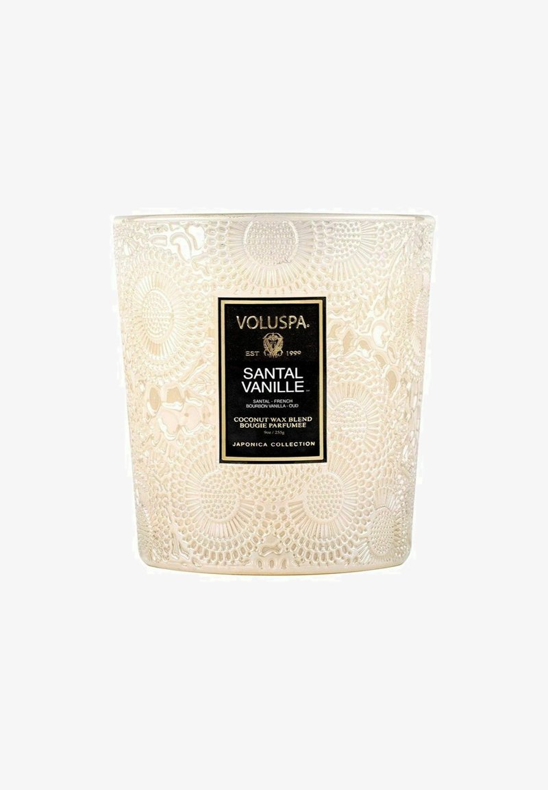 Voluspa Santal Vanille -kynttilä karheassa valkoisessa lasipurkissa, jossa on musta etiketti. Kookosvahan seos, 255 g kapasiteetti, Japonica-kokoelma.