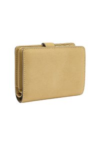 Żółty zamszowy portfel o prostokątnym kształcie, z klapką do złożenia i widocznym przeszyciem. Posiada prosty pasek do zamknięcia.