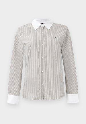 Camisa de botones a rayas en gris y blanco, con cuello y puños blancos. Confeccionada en un tejido ligero y con un corte estructurado. Detalle discreto del logo.