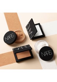 NARS LIGHT REFLECTING SETTING POWDER - PRESSED - Pudder - sable
