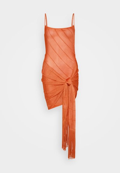Orange kjole lavet af glitrende stof, med spaghetti stropper, diagonale striber, en knyttet taljedetail og frynset kant.
