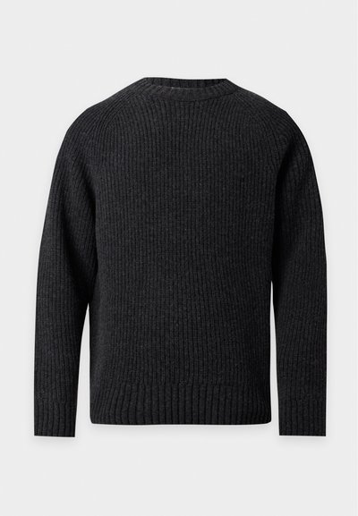 Pull en tricot côtelé gris foncé à manches longues avec col rond, présenté de dos sur fond clair uni.