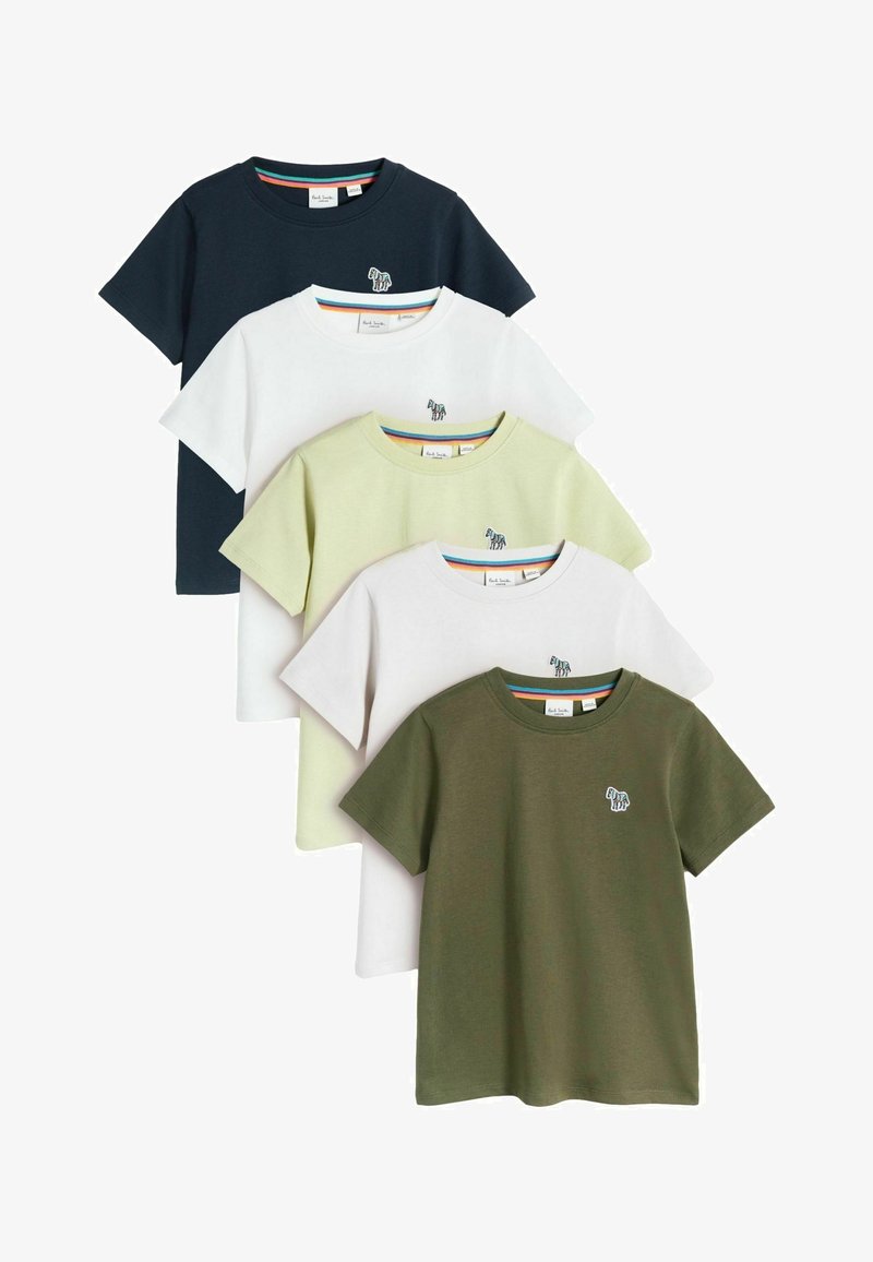 Fem crewneck T-shirts vist i marineblå, hvid, lysegrøn og olivengrøn. Hver t-shirt har korte ærmer og et elefantlogo på venstre bryst.