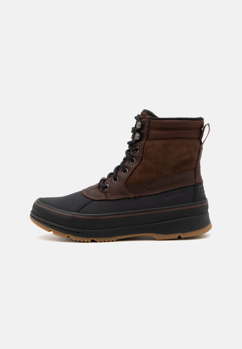 Stivaletto impermeabile marrone e nero con upper in suede e sintetico, sole in gomma, lacci e un tassello sul retro.