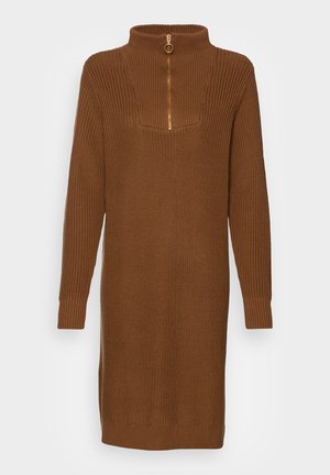 Vestito a pullover marrone lavorato a maglia con colletto alto e zip quarti. Presenta maniche lunghe e una texture a coste su tutta la superficie.