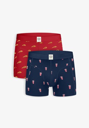 Dva páry pánskych boxeriek, jeden červený s motívom kúskov pizze, druhý tmavomodrý s motívom červenobielo pruhovaného pohára na nápoje.