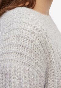 Lichtgrijze gebreide trui met een textuurpatroon, met een losse pasvorm en zachte stof. Toont ingewikkelde steken en een ontspannen halslijn.