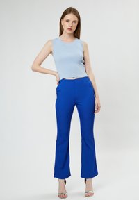 INFLUENCER FLARED - Pantaloni - royal