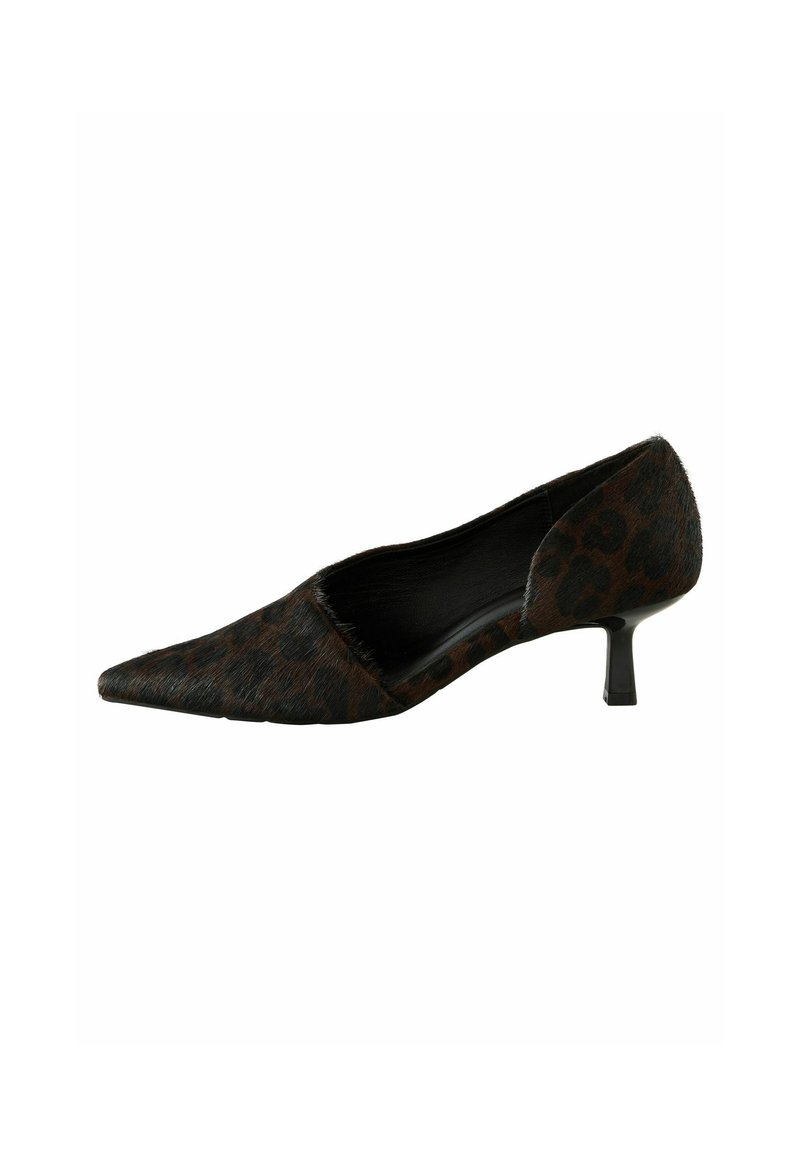 Chaussure à talon aiguille pointue en imprimé léopard avec un petit talon noir et une surface en fourrure douce et texturée. Doublure intérieure noire.