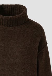 Brauner Fleece-Pullover mit einem gerippten Rollkragen, im Oversized-Schnitt und aus weichem, strukturiertem Stoff. Enthält überschnittene Schulternähte.