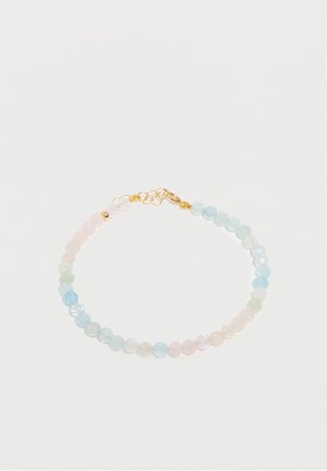 Bracelet avec des perles rondes de couleurs pastel en nuances de rose clair, bleu, vert, et fermoir en or avec chaîne ajustable sur fond blanc.