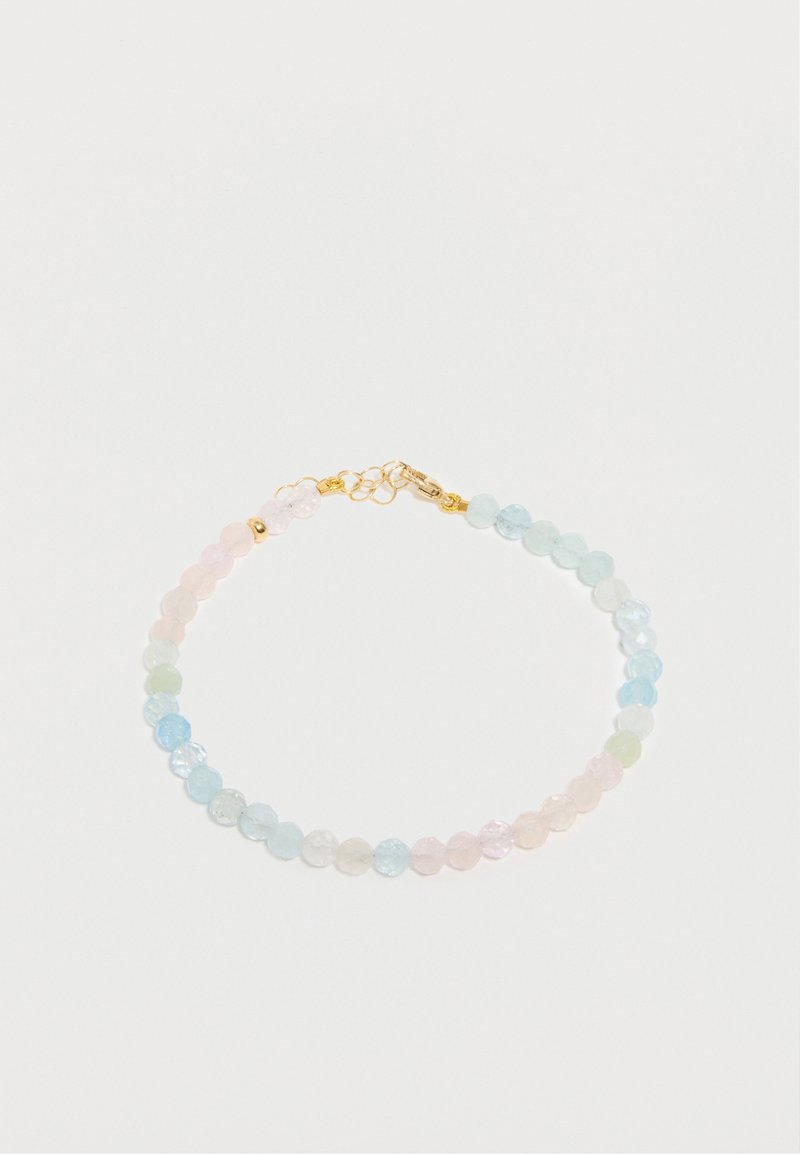 Bracelet avec des perles rondes de couleurs pastel en nuances de rose clair, bleu, vert, et fermoir en or avec chaîne ajustable sur fond blanc.