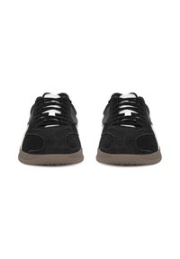 Mustad nubukist sneakerid valgete detailidega, ümmarguse varba, tasase pruuni kummitald ja klassikalise nöörimisega disainiga.