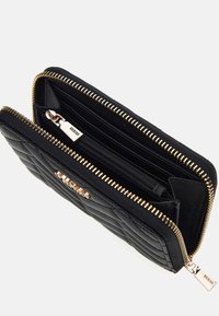 Portefeuille noir matelassé avec une fermeture éclair et du matériel doré. L'intérieur comporte des compartiments et une section zippée pour les pièces de monnaie.