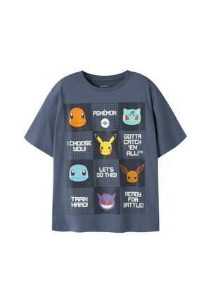 Dunkelblaues T-Shirt mit neun Quadraten, die Pokémon-Charaktere und Phrasen wie "I choose you!" und "Gotta catch 'em all!" zeigen