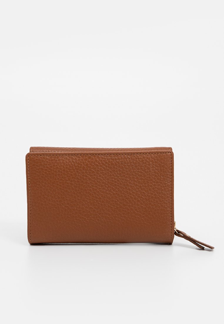 Portefeuille en cuir marron avec une finition texturée, de forme rectangulaire, fermeture éclair et un onglet latéral pour un transport facile.