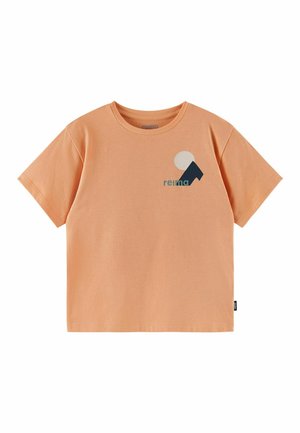 Brzoskwiniowy T-shirt z krótkim rękawem i okrągłym dekoltem, z małym geometrycznym wzorem i słowem „reima” po lewej stronie klatki piersiowej.