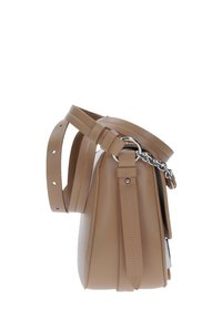 Borsa a tracolla in pelle color cuoio con forma strutturata, tracolla regolabile e un accento in catena argentata. La texture liscia e i dettagli cuciti sono ben visibili.