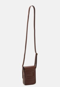 Borsa a tracolla in pelle marrone con una lunga tracolla, forma rettangolare, chiusura a patta e una piccola tasca esterna. Texture liscia con dettagli minimi.
