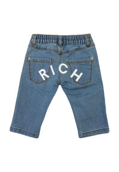 Jasnoniebieskie dżinsowe spodnie capri z elastycznym paskiem w talii, z dużym białym napisem "RICH" z tyłu oraz ozdobnymi tylnymi kieszeniami.