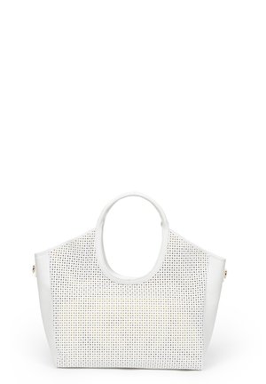 Biała torba na ramię z okrągłymi uchwytami i perforowanym wzorem kwadratowym z przodu oraz gładkimi bokami, stojąca pionowo na białym tle.