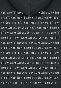 Tumehall huppar, millel on korduv valge tekst: "Ta ei teadnud, et see on võimatu, nii et ta tegi selle ära." Tekst on rasvane ja mitteametlik.