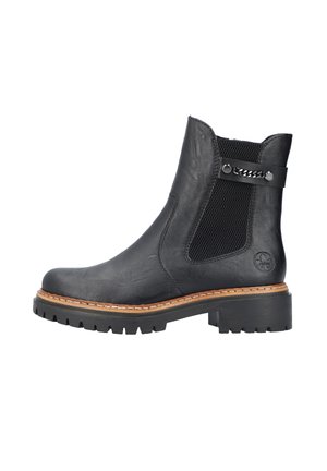 Stivali alla caviglia in pelle nera presentano una superficie texturizzata, pannelli laterali in rete, una suola in gomma chunky e un accento decorativo in catena sulla cinghia.