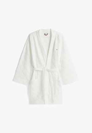 Accappatoio trapuntato bianco con maniche larghe, cintura e due tasche frontali. Realizzato in tessuto morbido, con un piccolo logo sul petto a sinistra.