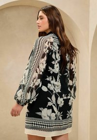 Lipsy PLUS SIZE FIT FLORAL BORDER - Päevakleit - monochrome