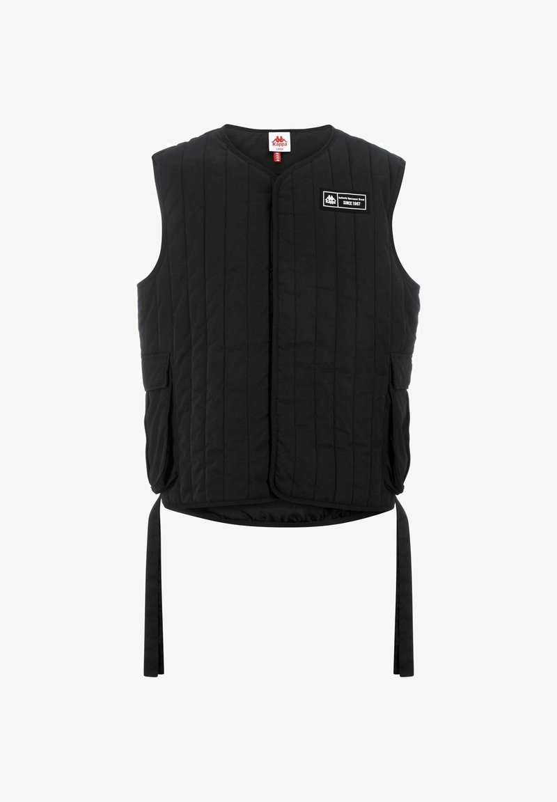 Chaleco sin mangas de color negro hecho de material acolchado, con un cuello redondo, cierre de botones en la parte frontal, bolsillos laterales y una etiqueta de parche.