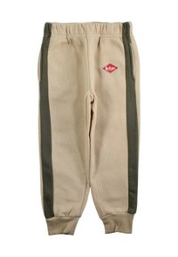 Pantalon de survêtement beige avec des bandes latérales vert foncé, une ceinture élastique et des poignets côtelés. Présente un petit logo rouge et blanc sur le devant.