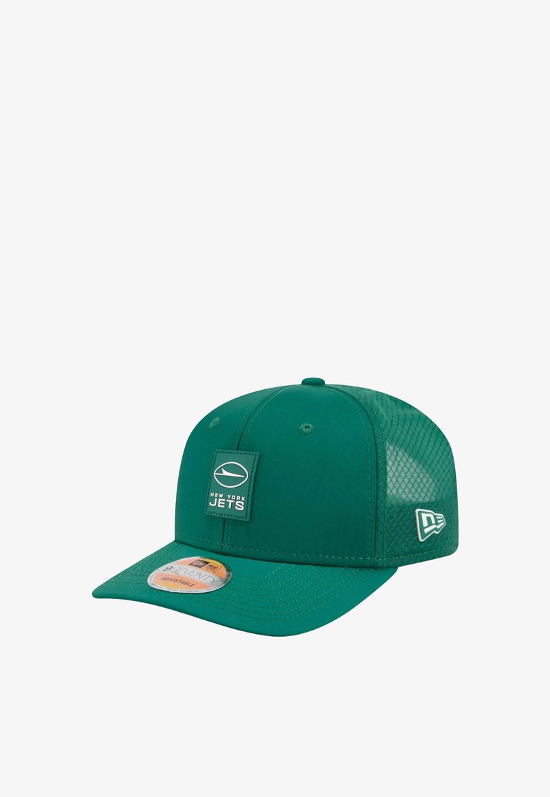 Casquette de baseball verte des New York Jets en tissu et en maille. Elle dispose d'un bord plat, d'un dos ajustable et d'un patch logo à l'avant.