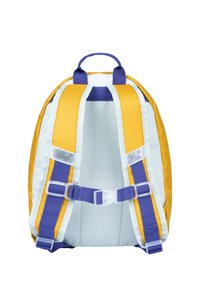 Zaino in tessuto giallo e bianco con spallacci viola, dotato di maniglia superiore e chiusure a fibbia regolabili. Texture liscia, forma arrotondata.