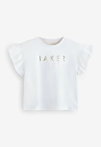 T-shirt en coton blanc avec des manches courtes à volants, arborant un texte doré "BAKER" et un graphique de nœud rose clair. Design simple, coupe décontractée.