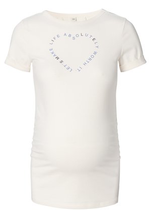 T-shirt bege claro feito de tecido suave, com um decote redondo e mangas enroladas. Texto em forma de coração em letras azuis.
