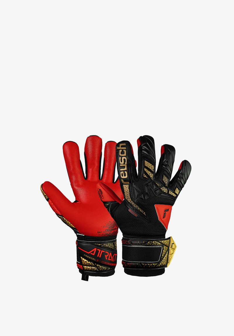 Rode en zwarte keepershandschoenen met een gestructureerde grip, gevoerde vingers en merkaccenten. Voorzien van een veilige polsband en een gedetailleerd patroon.