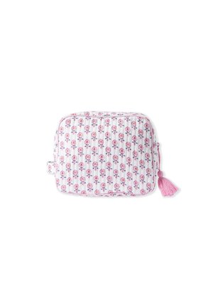 Sac de maquillage matelassé avec un motif floral en rose et violet sur fond blanc. Présente un bord rose et un tirant de fermeture éclair en forme de pompon rose.