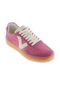 Sneaker rosa e bianco con lacci, dettagli in suede e suola traslucida color gomma, vista dall'angolo anteriore.