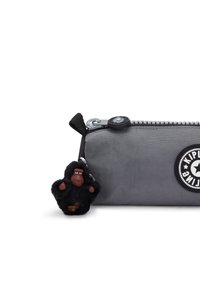 Grau farbener Stoffmäppchen mit einem schwarzen runden Logo und einem Reißverschluss. An dem Reißverschluss befindet sich ein flauschiger Gorilla-Schlüsselanhänger.