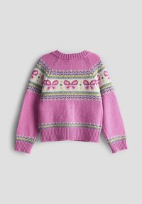Maglione rosa lavorato a maglia con scollo rotondo. Presenta un corpetto decorato con farfalle e disegni geometrici in crema, verde e blu.