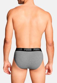 Graue Baumwollunterhose mit einem schwarzen elastischen Bund, der mit "PUMA"-Branding versehen ist. Das Design ist einfach und komfortabel geschnitten.