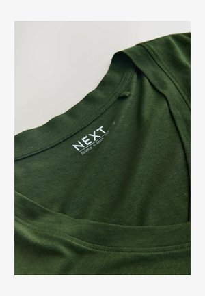 Donkergroen katoenen losvallend V-hals T-shirt met witte bedrukt merklabel "NEXT" aan de binnenkant van de kraag.