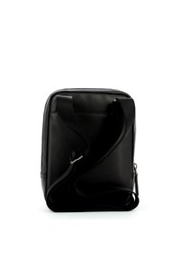 Borsa a tracolla nera in pelle con forma rettangolare piatta, tracolla regolabile e superficie liscia. Presenta una chiusura con zip e hardware minimale.