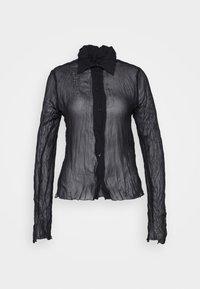 Zwarte, doorzichtige, lange mouwen blouse met een gekreukt textuur, knoopsluiting aan de voorkant, hoge kraag en licht uitgelopen manchetten.
