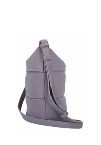 Borsa in pelle grigia con forma triangolare, tracolla regolabile, cuciture a contrasto e texture liscia. La vista laterale si concentra sui dettagli del design.